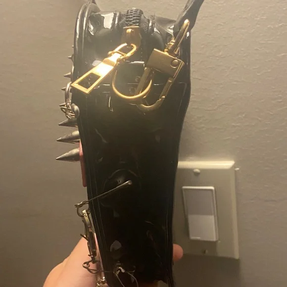 Heart-Shaped Black and Pink Y2K Crossbody Bag - Picture 3 of 4